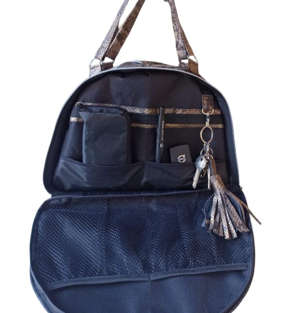 Bolsa tipo maletin en vinil piton de alta calidad con compartimiento en la parte de enfrente para accesorios de trabajo o personales - Image 2
